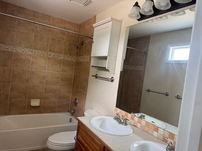 Building Photo - 3 Bed 2 Bath Home in central Fort Collins