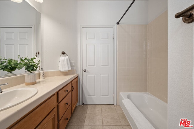 Building Photo - 657 S Ave 61