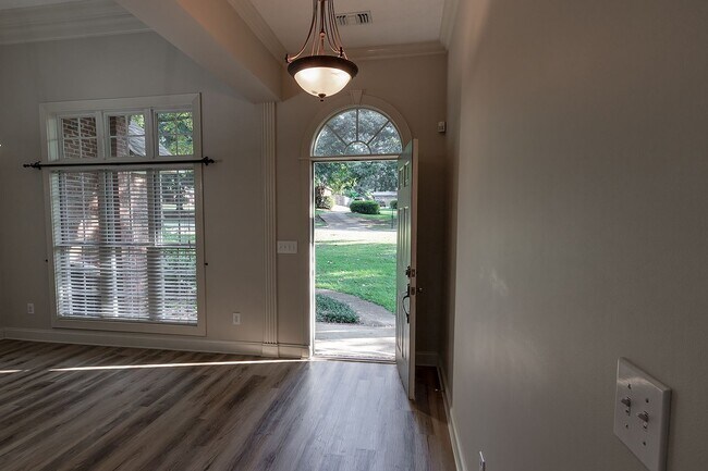 Building Photo - 55 Hickory Ln