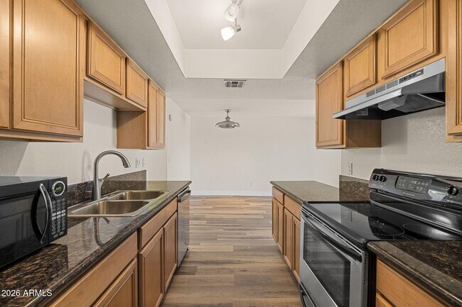 Building Photo - 740 W Elm St