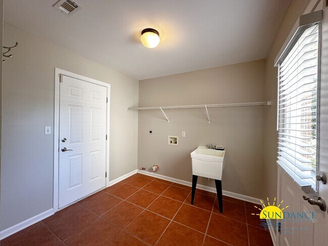 Building Photo - Lakefront home with Enclosed pool centered between Eglin and Hurlburt