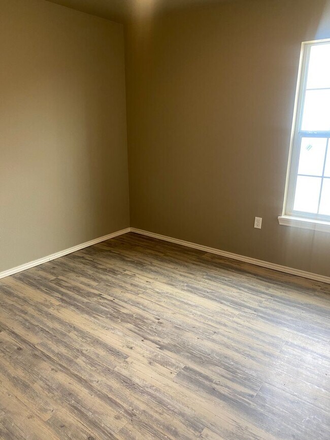 Building Photo - 3 bed 2 bath