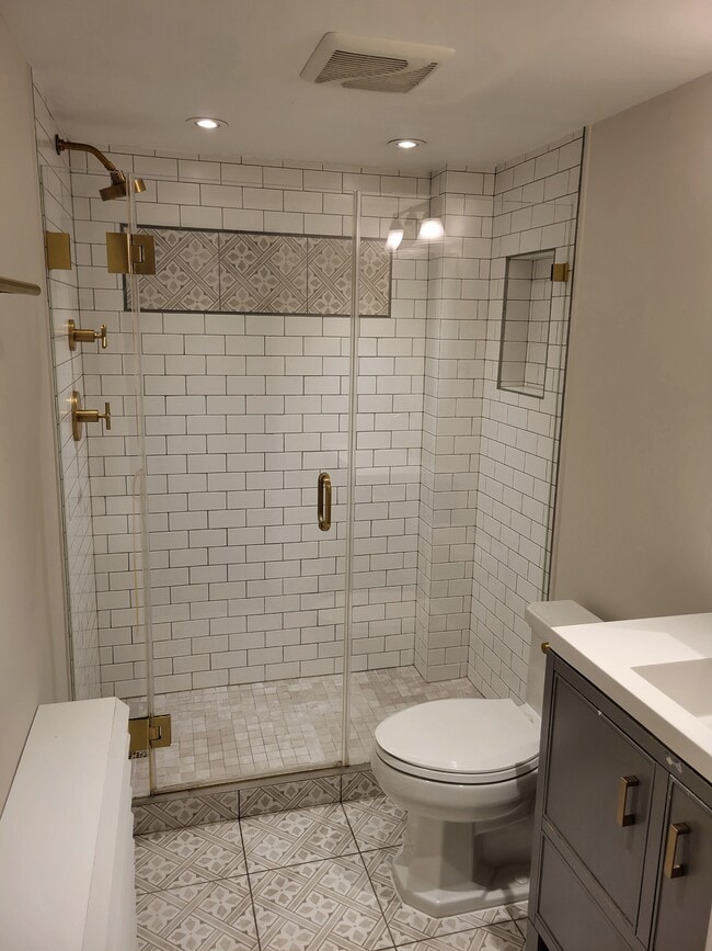 Building Photo - 210 8th St SE