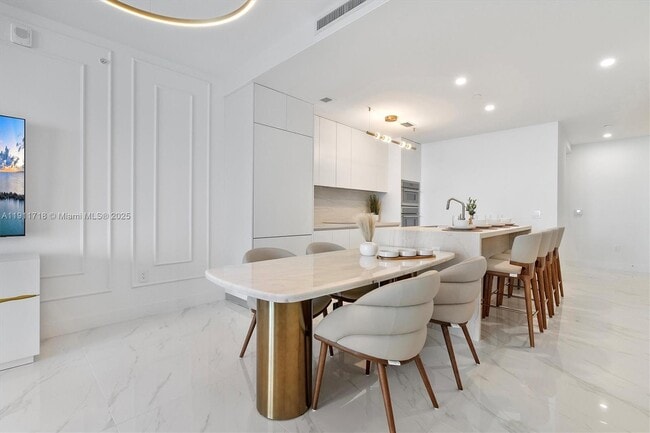 Building Photo - 700 NE 24th St