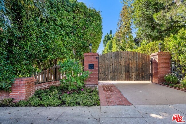 Building Photo - 629 N Rexford Dr