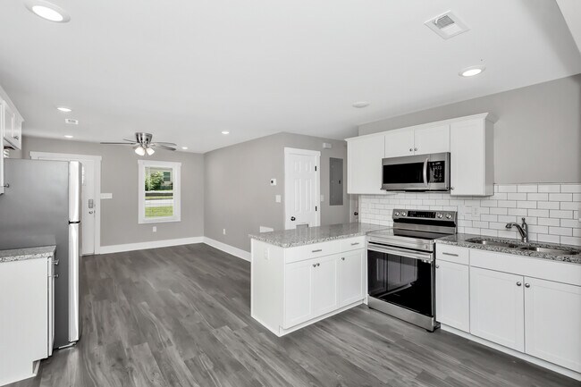 Building Photo - 908 Fairway Dr NW