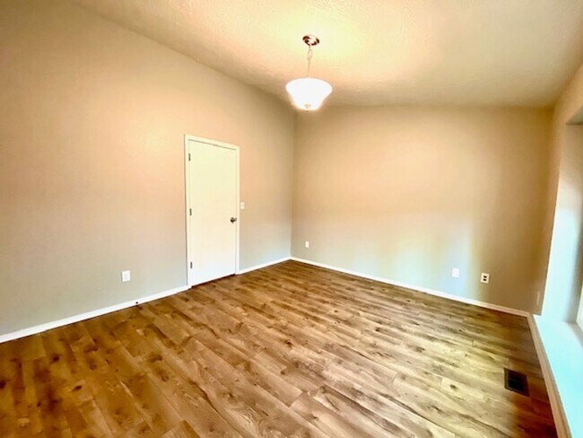 Building Photo - 4 Bedroom 2 bath Home in NW Boise