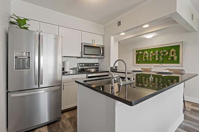 Building Photo - 2502 N Rocky Point Dr