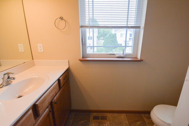 Building Photo - 3 Floor Townhome With Large Yard