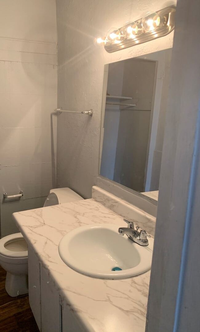 Building Photo - 3 Bedroom  1 bathroom  Home