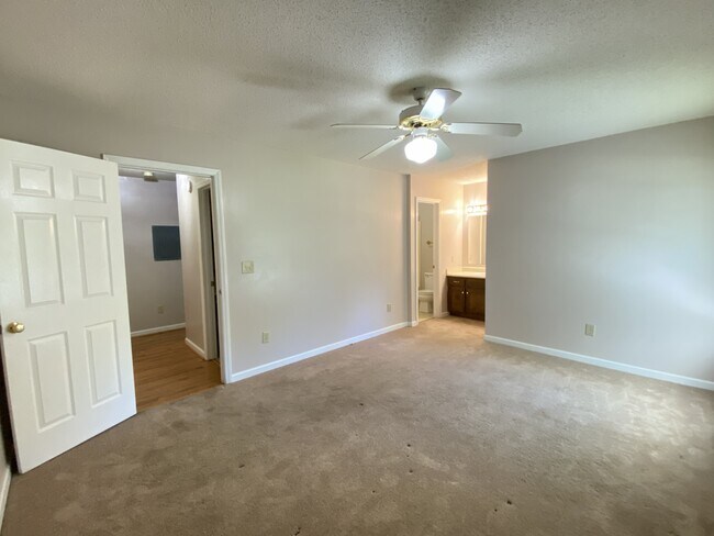 Building Photo - 21 Pineridge Dr