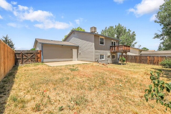 Building Photo - $2,720.95 - 4 bed, 2 bath, located in Aurora with attached Garage and In Unit Washer and Dryer!