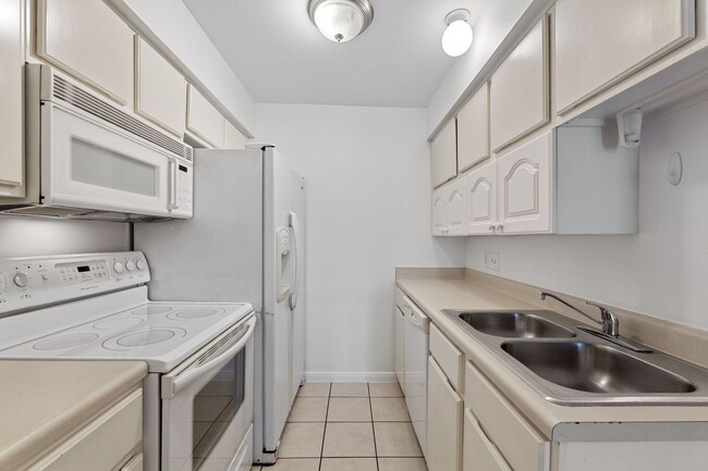 Building Photo - AVAILABLE NOW: Central Austin 1 BR / 1 BA ...