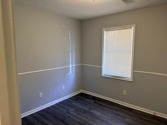 Building Photo - Newly Updated Duplex Unit in Riverdale