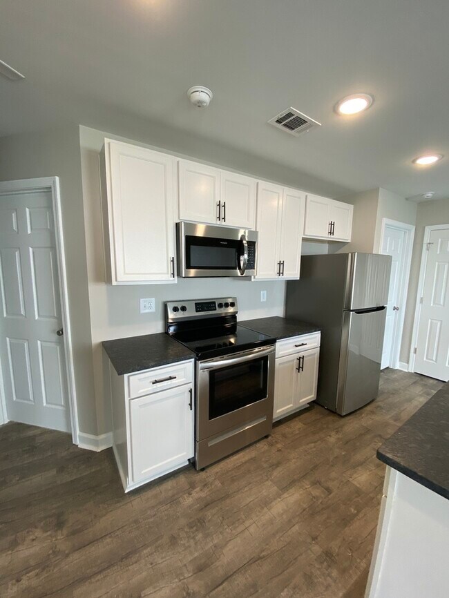 Building Photo - $500 OFF FIRST MONTHS RENT!