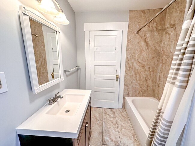 Building Photo - Lovely 3-bed Single Family Home in Hamden!...