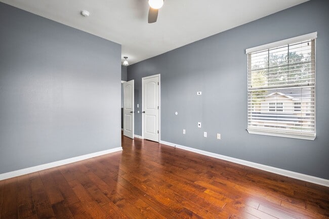 Building Photo - End unit townhome in The Cottages at Oakleaf Plantation