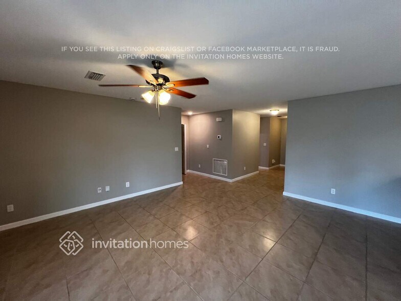 Building Photo - 371 SW Aero Cir