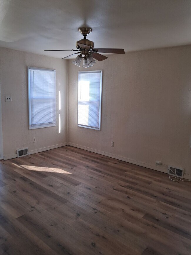 Building Photo - 523 S Adella St