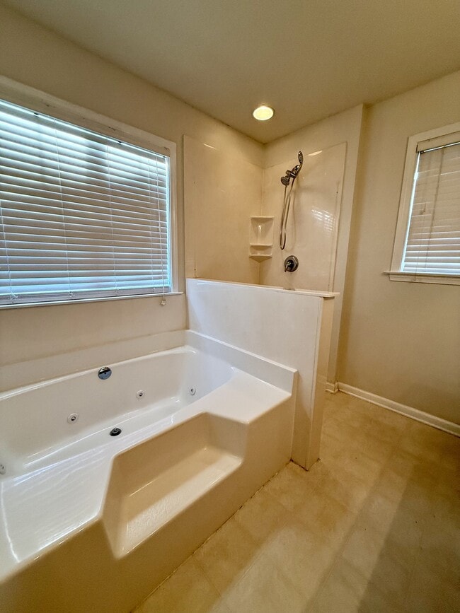 Building Photo - 254 Meadow Pathway Dr