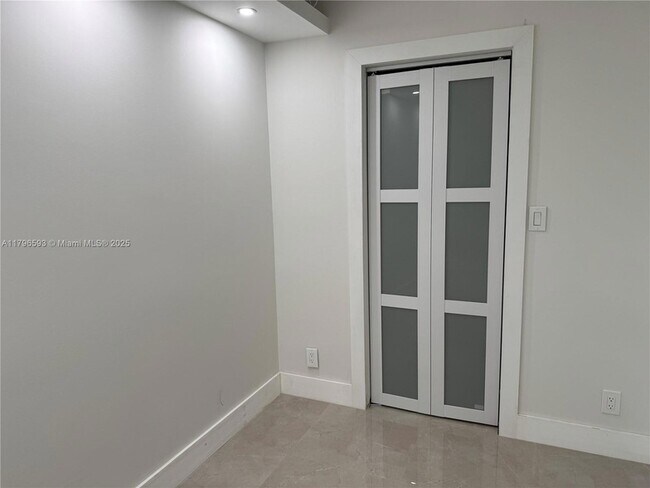 Building Photo - 3404 Bimini Ln