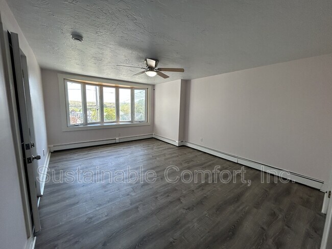 Building Photo - 16 Carlstad St