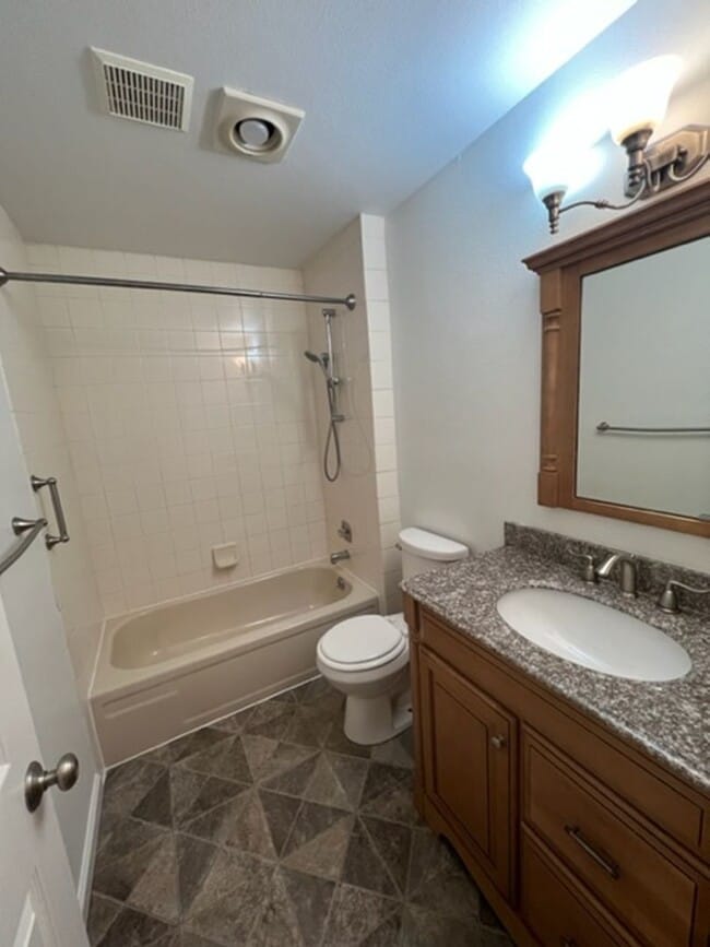 Building Photo - Gorgeous Eagle River Home w/ Open Concept Layout!