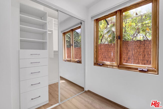 Building Photo - 1138 1\2 N Poinsettia Pl