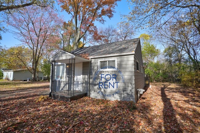 Building Photo - 2429 Lincoln Manor Dr