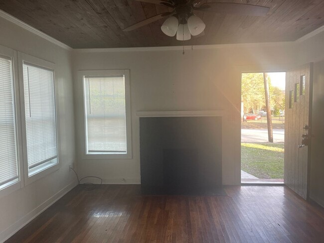 Building Photo - 2/1 with bonus room FENCED YARD PET FRIENDLY