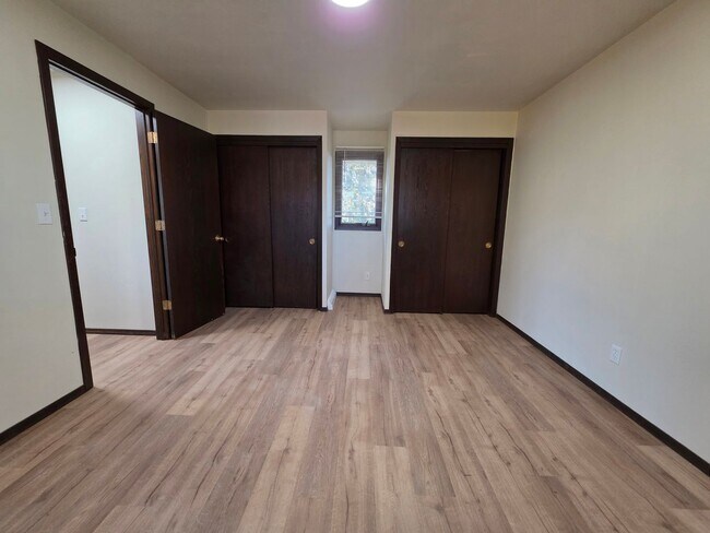 Building Photo - 624-626 Crestview Drive