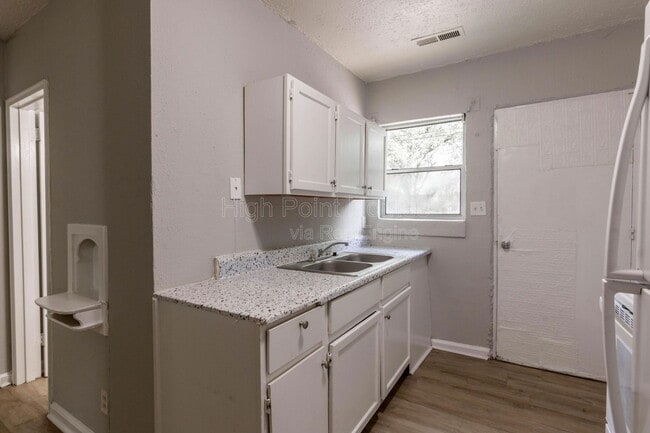 Building Photo - 433 Carver Ln