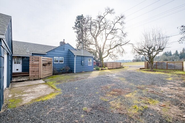 Building Photo - Charming 3-Bed 2 Bath Home with Spectacula...