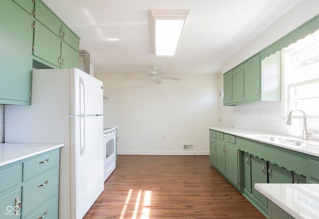 Building Photo - 370 N Bazil Ave