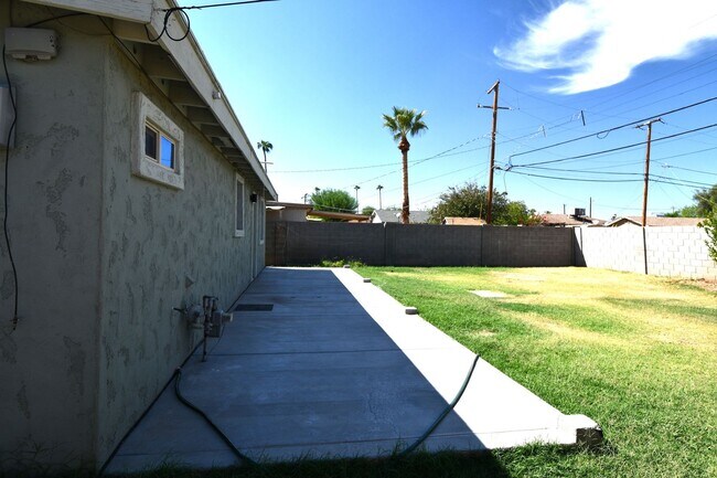 Building Photo - Within Walking Distance To Grand Canyon University