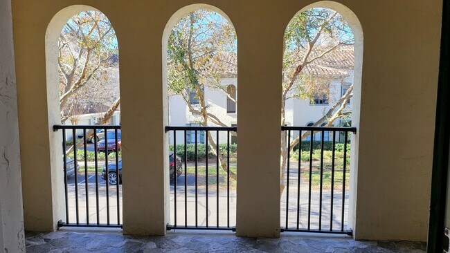 Building Photo - Come see this modern, elegant condo in Celebration!