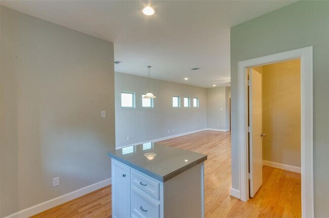 Building Photo - 612 E 38th St