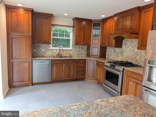 Building Photo - 123 Shoal Creek Dr