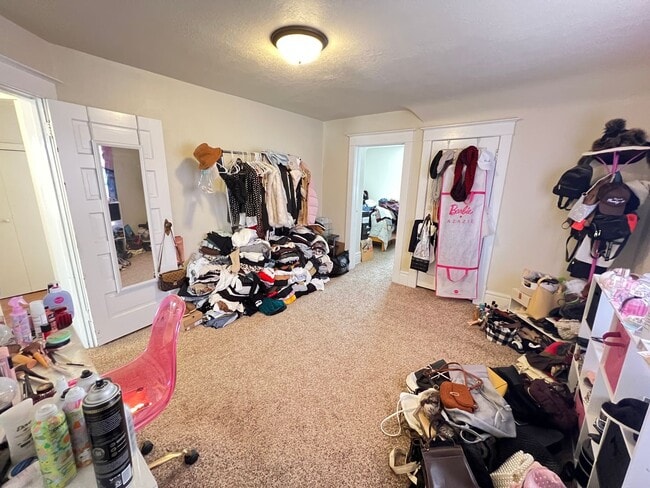 Building Photo - AVAILABLE AUGUST 1 - Spacious 3+ Bedroom Home