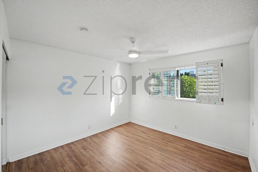 Building Photo - Unit