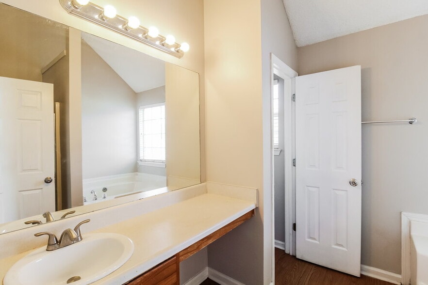 Building Photo - 248 Kings Cove