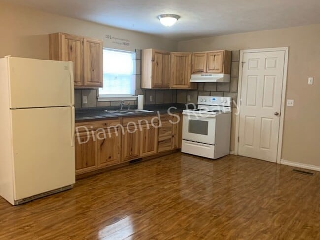 Building Photo - 3 Bedrooms / 1 Bath!  Cute and Charming Home Available Early May!