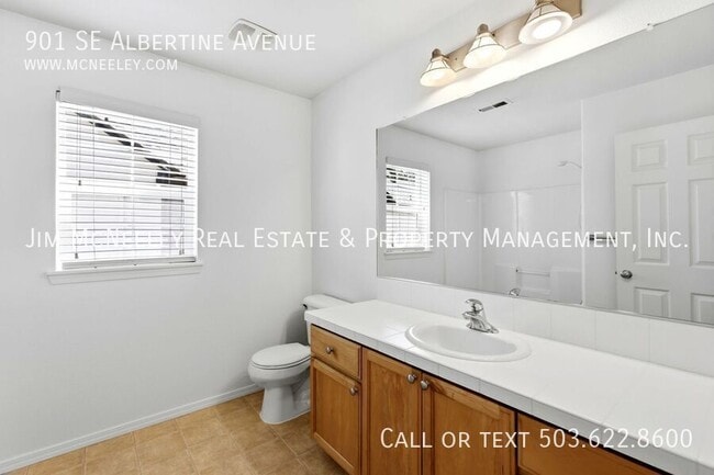 Building Photo - 901 SE Albertine St