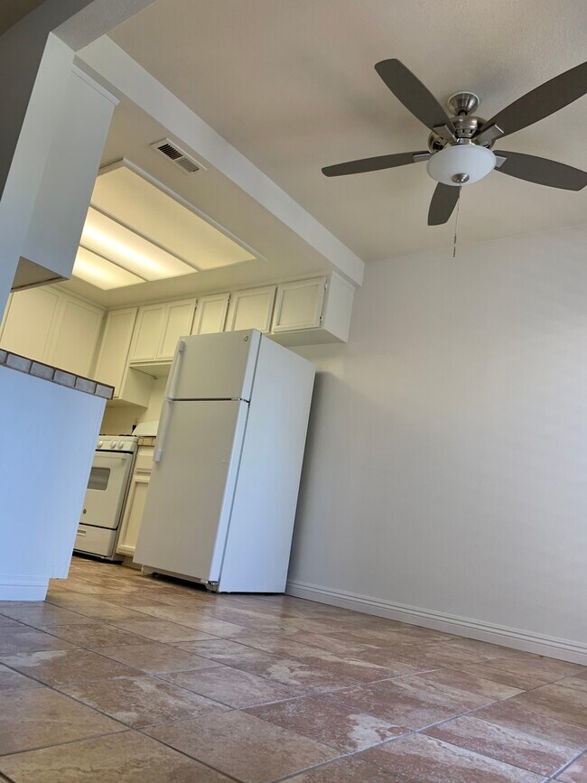 Building Photo - 652 Summer View Cir