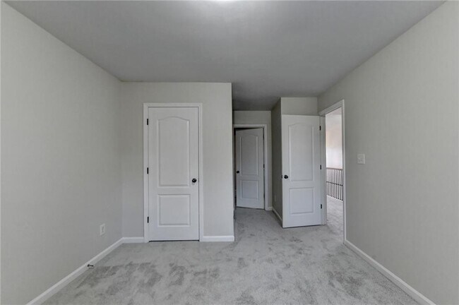 Building Photo - 522 Suwanee Oaks Dr NE