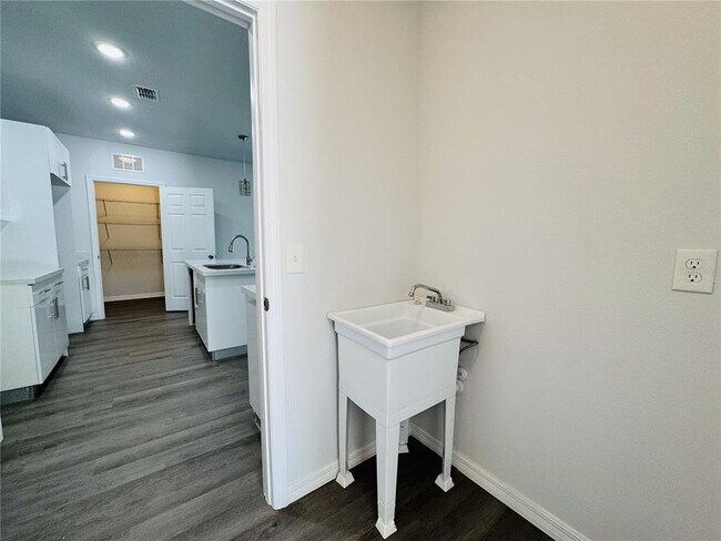 Building Photo - 1312 Hillsborough Ct