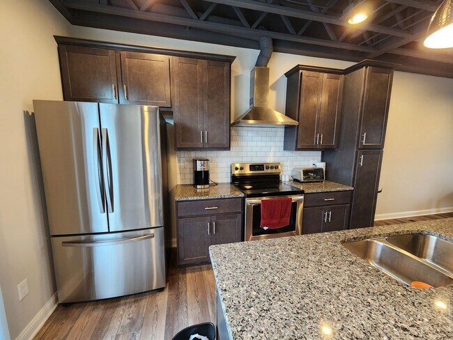 Building Photo - Deluxe Condo  In Center Street Townes Springfield, OH