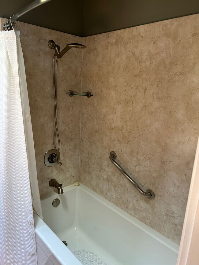 Building Photo - Bright & Spacious 3BR/2BA Home Overlooking Avalon Park – Furnished or Unfurnished- For Rent