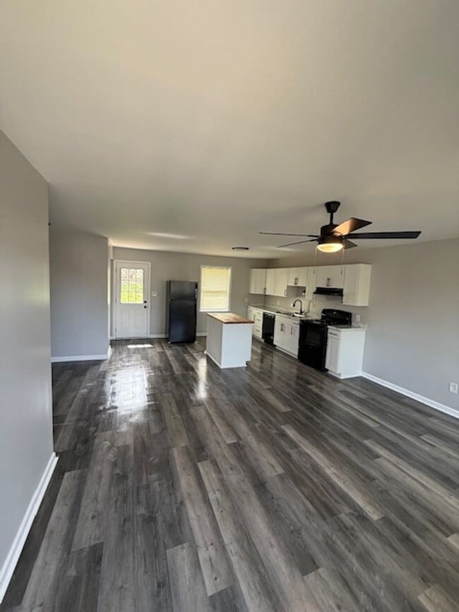 Building Photo - *JULY SPECIAL* Reduced Rent! Fully Renovat...
