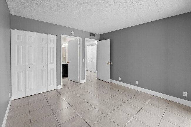 Building Photo - 818 Meadows Cir